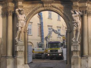 Bild zu Abbruch- und Erdarbeiten Propstei und Waldschule Wiener Neustadt