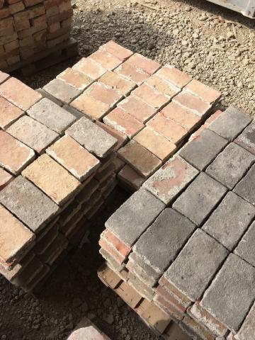 Bild 1: gebrauchtes Dachbodenpflaster